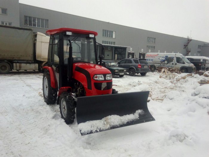 Расчистка участка парковки от снега в поселке Воровском
